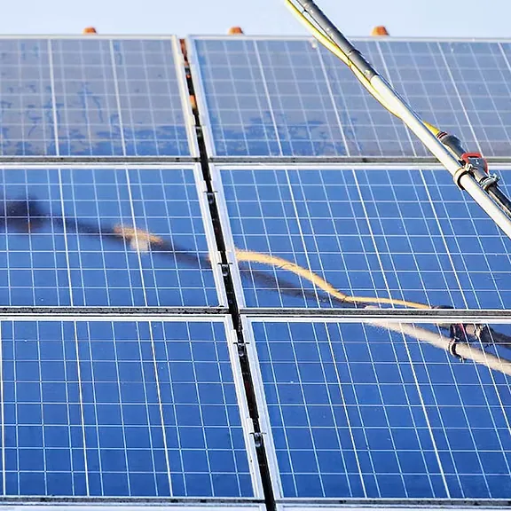 Nettoyage panneaux solaires pour rendement optimal