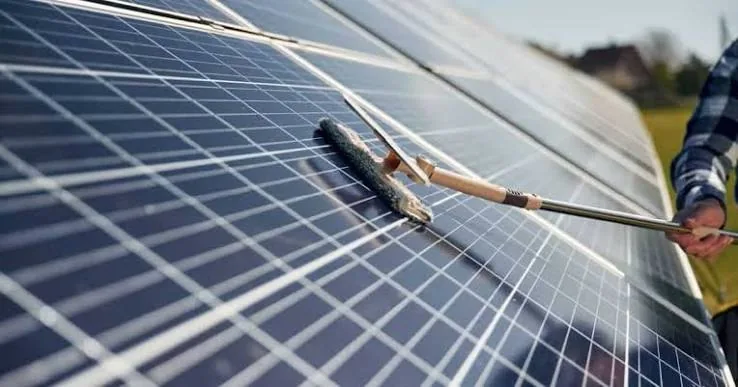 Détail d'un nettoyage de panneaux solaires Clear Up